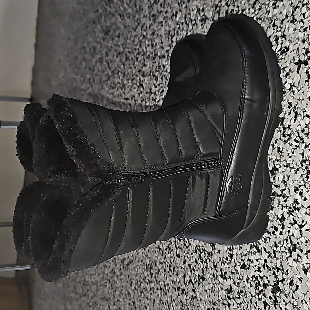 Totes black snow boots